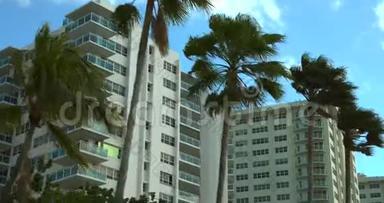 佛罗里达州的运动视频大楼和棕榈树